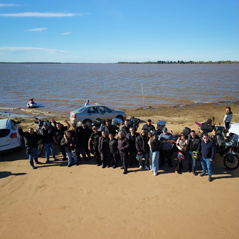 El grupo de la rodada a Ramallo, junto al río