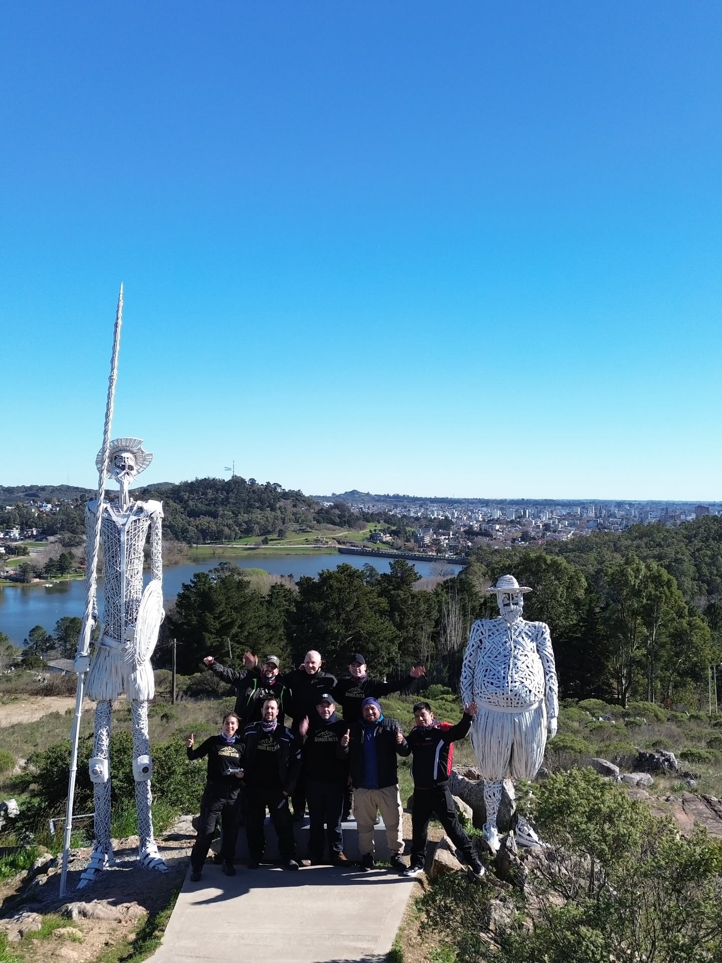 Grupo de Somos Ruta en el monumento a Don Quijote, Tandil